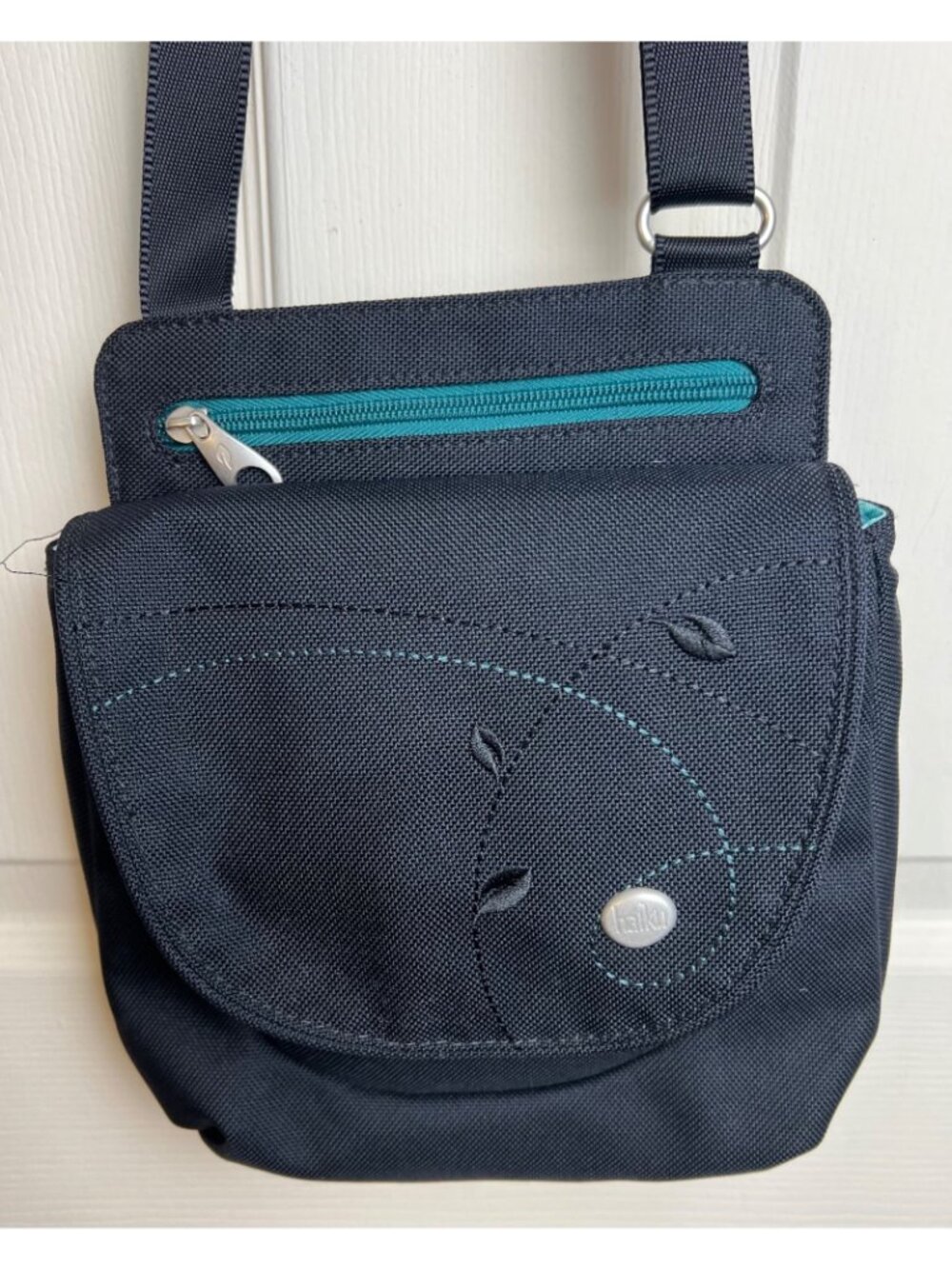Haiku Crossbody - Picture 2 of 12